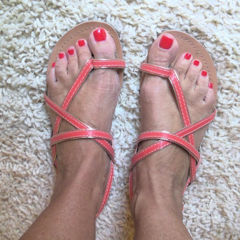 𝅺Liz Claiborne orange flat sandals